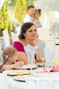 Fotograf Timisoara - invitati la nunta in aer liber