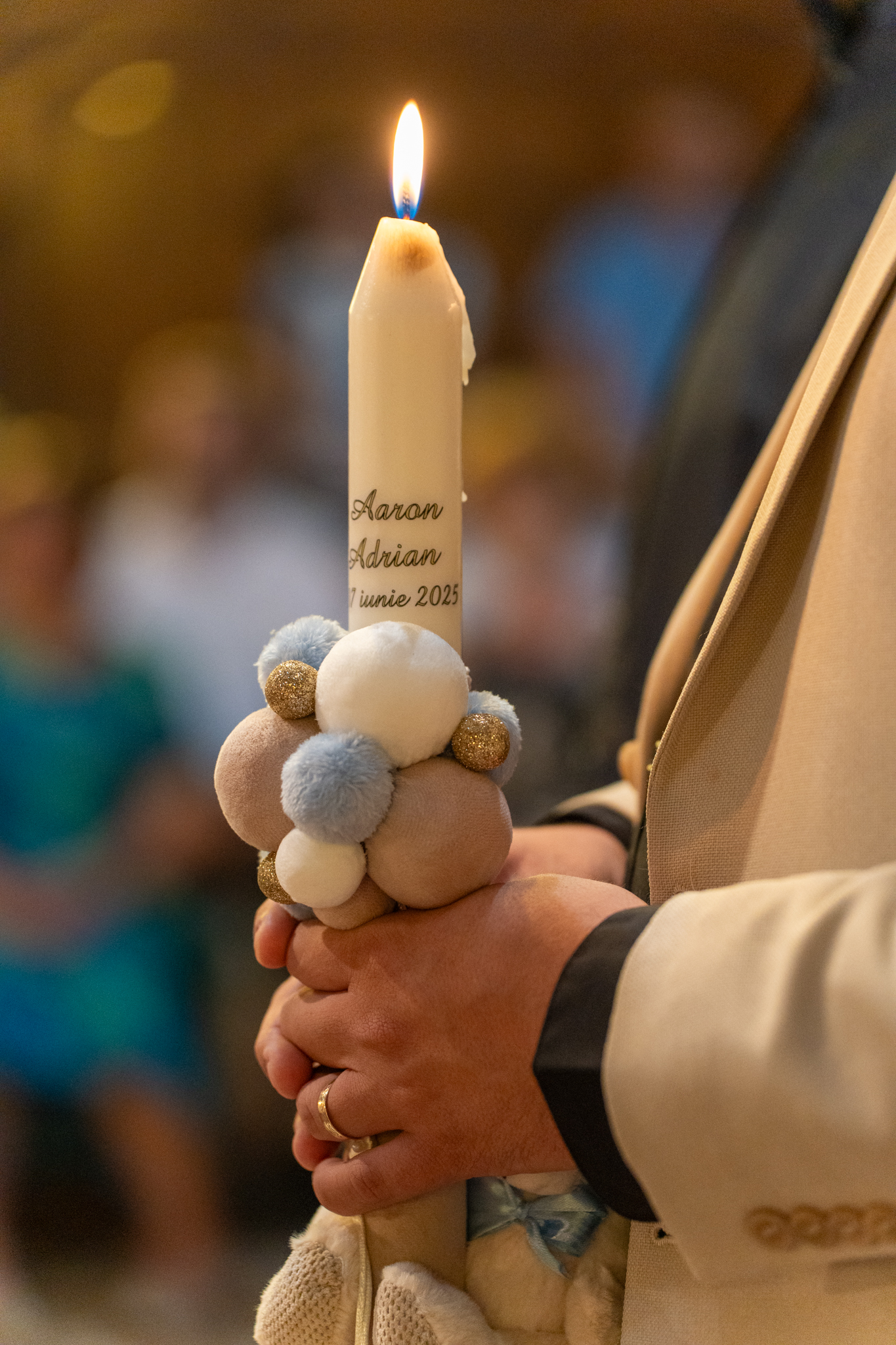 Fotograf Timisoara - poza de la botez cu lumanare aprinsa in biserica