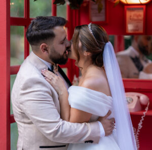 fotograf timisoara – cuplu sarut la nunta